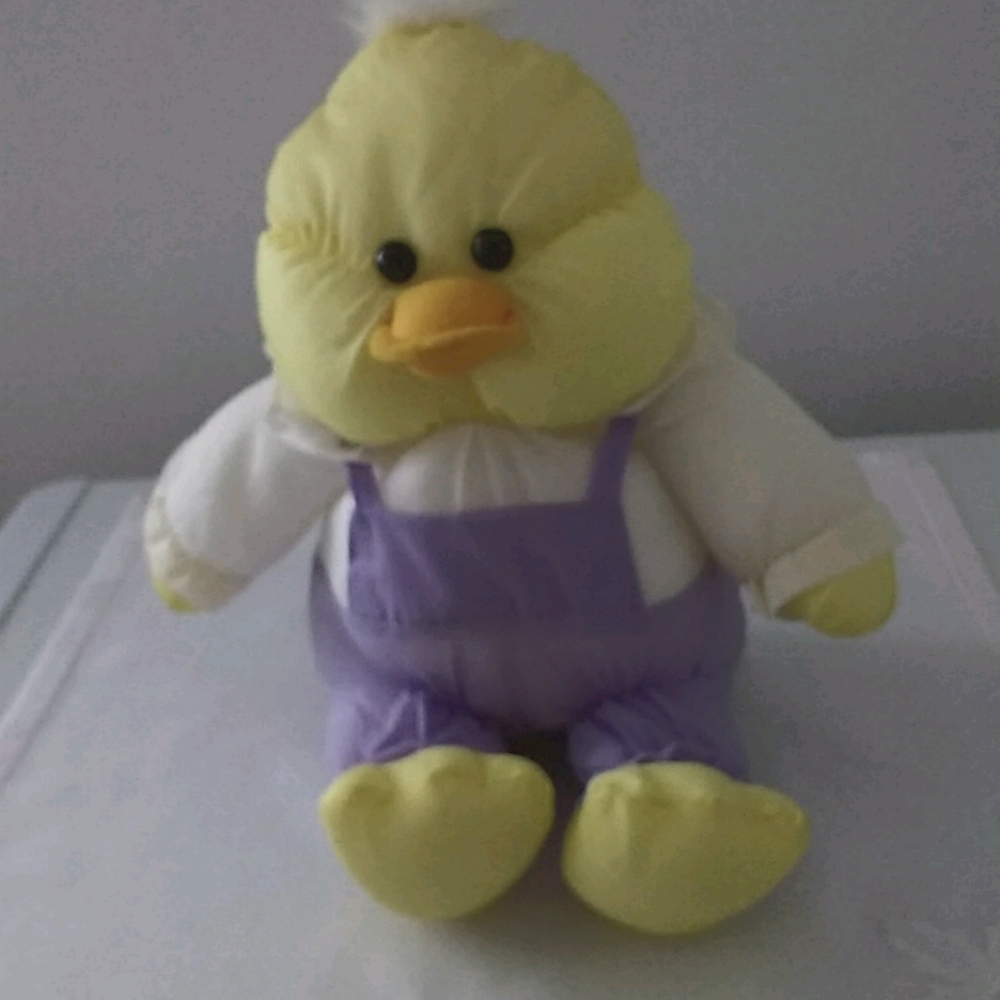Baby chick stuffed toy